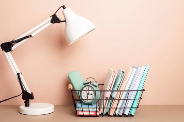 Pastel arka plan üzerinde okul kırtasiyesi ve ofis malzemeleri olan bir masaüstü organizatörü. Okula, ev ofisine, öğrenim konseptine geri dönmek.