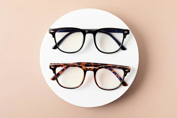 Stijlvolle Brillen Een Pastelachtergrond Optische Winkel Bril Selectie Oogtest Visie — Stockfoto