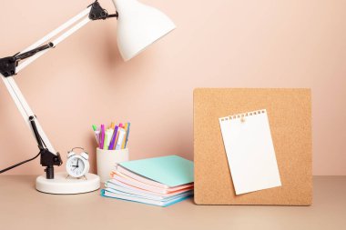 Mantar maketi, okul kırtasiyesi ve ofis malzemeleri ile masaüstü düzenleyicisi. Okula, ev ofisine, öğrenim konseptine geri dönmek.