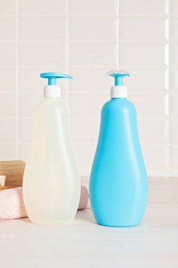 Bebek eşyaları, organik temizlik malzemeleri ve banyo aksesuarları, duş jeli, şampuan, gerekli yağ, banyoda havlu.