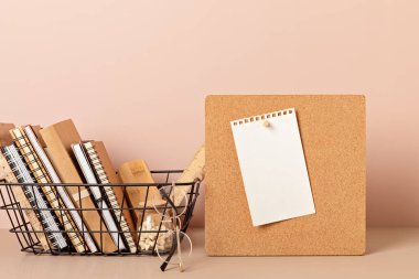 Mantar maketi, okul kırtasiyesi ve ofis malzemeleri ile masaüstü düzenleyicisi. Okula, ev ofisine, öğrenim konseptine geri dönmek.