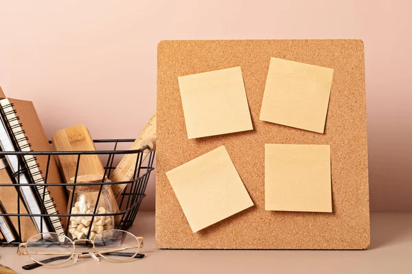 Korkbrett Attrappe Desktop Organizer Mit Schul Und Bürobedarf Zurück Die — Stockfoto