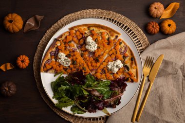 Kremalı balkabağı turtası manzarası. Sonbahar yemekleri konsepti.