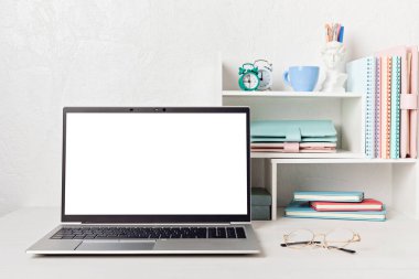 Boş dizüstü bilgisayar, masa başı rafları ve ofis malzemeleri olan masaüstü düzenleyici. Okula, ev ofisine, öğrenim konseptine geri dönmek. Model, şablon