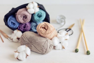 Doğal renklerde ipliklerle yapılmış bir hobi. Soğuk sonbahar ve kış havasında stresi azaltmak için rahatlatıcı bir hobi. Model yap, boşluk kopyala, üst görünüm