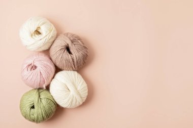 Doğal renklerde ipliklerle yapılmış bir hobi. Soğuk sonbahar ve kış havasında stresi azaltmak için rahatlatıcı bir hobi. Model yap, boşluk kopyala, üst görünüm