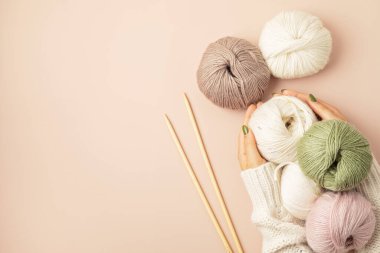 Doğal renklerde ipliklerle yapılmış bir hobi. Soğuk sonbahar ve kış havasında stresi azaltmak için rahatlatıcı bir hobi. Model yap, boşluk kopyala, üst görünüm