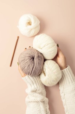 Doğal renklerde ipliklerle yapılmış bir hobi. Soğuk sonbahar ve kış havasında stresi azaltmak için rahatlatıcı bir hobi. Model yap, boşluk kopyala, üst görünüm