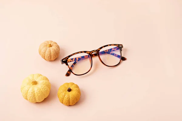 Stijlvolle Brillen Een Pastelachtergrond Optische Winkel Bril Selectie Oogtest Visie — Stockfoto