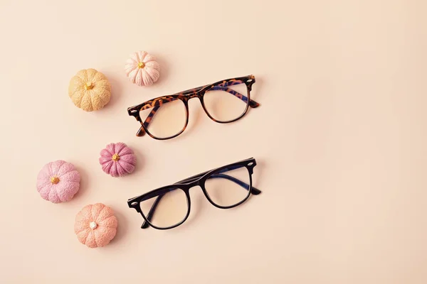 Óculos Elegantes Sobre Fundo Pastel Loja Óptica Seleção Óculos Teste — Fotografia de Stock