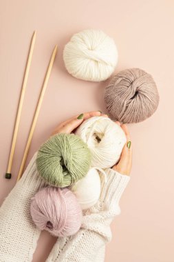 Doğal renklerde ipliklerle yapılmış bir hobi. Soğuk sonbahar ve kış havasında stresi azaltmak için rahatlatıcı bir hobi. Model yap, boşluk kopyala, üst görünüm