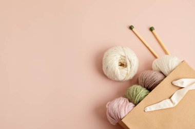 Doğal renklerde ipliklerle yapılmış bir hobi. Soğuk sonbahar ve kış havasında stresi azaltmak için rahatlatıcı bir hobi. Model yap, boşluk kopyala, üst görünüm