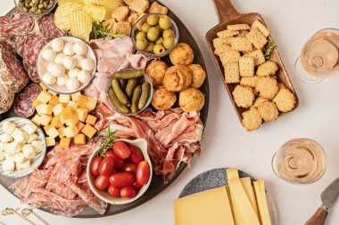 Aperatifler masasında farklı antipastalar, şarküteri, atıştırmalıklar, peynir. Açık büfe partisi için parmak yemeği. Geleneksel Fransız ya da İtalyan zenginleri. Üst görünüm