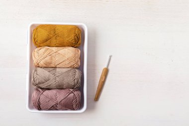 Doğal renklerde ipliklerle yapılmış bir hobi. Soğuk sonbahar ve kış havasında stresi azaltmak için rahatlatıcı bir hobi. Model yap, boşluk kopyala, üst görünüm