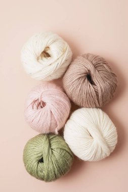 Doğal renklerde ipliklerle yapılmış bir hobi. Soğuk sonbahar ve kış havasında stresi azaltmak için rahatlatıcı bir hobi. Model yap, boşluk kopyala, üst görünüm