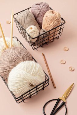 Doğal renklerde ipliklerle yapılmış bir hobi. Soğuk sonbahar ve kış havasında stresi azaltmak için rahatlatıcı bir hobi. Model yap, boşluk kopyala, üst görünüm