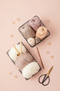 Doğal renklerde ipliklerle yapılmış bir hobi. Soğuk sonbahar ve kış havasında stresi azaltmak için rahatlatıcı bir hobi. Model yap, boşluk kopyala, üst görünüm