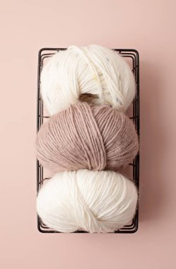 Doğal renklerde ipliklerle yapılmış bir hobi. Soğuk sonbahar ve kış havasında stresi azaltmak için rahatlatıcı bir hobi. Model yap, boşluk kopyala, üst görünüm