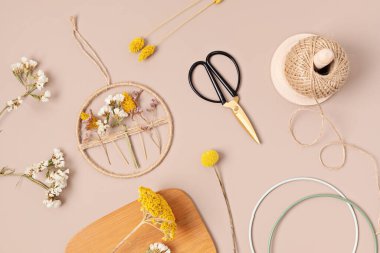Kuru çiçekli el yapımı çelenk. DIY sonbahar dekorasyon fikri. Esnaf, küçük işletme, güz tatili konsepti için sürdürülebilir dekorasyon 