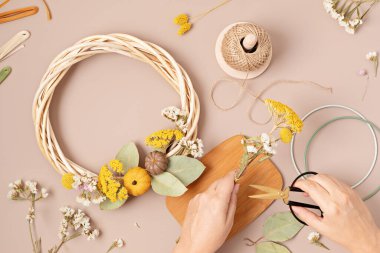 Kuru çiçekli el yapımı çelenk. DIY sonbahar dekorasyon fikri. Esnaf, küçük işletme, güz tatili konsepti için sürdürülebilir dekorasyon 