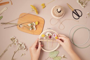 Kuru çiçekli el yapımı çelenk. DIY sonbahar dekorasyon fikri. Esnaf, küçük işletme, güz tatili konsepti için sürdürülebilir dekorasyon 