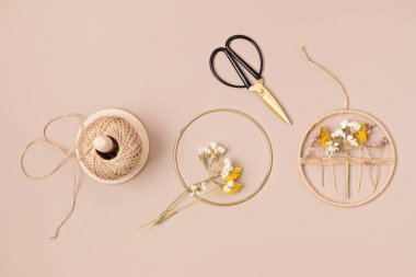 Kuru çiçekli el yapımı çelenk. DIY sonbahar dekorasyon fikri. Esnaf, küçük işletme, güz tatili konsepti için sürdürülebilir dekorasyon 