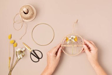 Kuru çiçekli el yapımı çelenk. DIY sonbahar dekorasyon fikri. Esnaf, küçük işletme, güz tatili konsepti için sürdürülebilir dekorasyon 