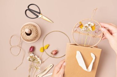 Kuru çiçekli el yapımı çelenk. DIY sonbahar dekorasyon fikri. Esnaf, küçük işletme, güz tatili konsepti için sürdürülebilir dekorasyon 