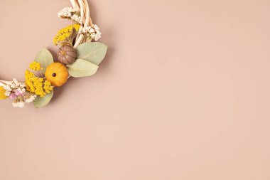 Kuru çiçekli el yapımı çelenk. DIY sonbahar dekorasyon fikri. Esnaf, küçük işletme, güz tatili konsepti için sürdürülebilir dekorasyon 