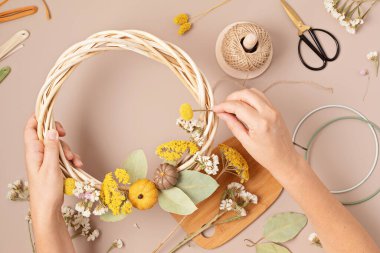 Kuru çiçekli el yapımı çelenk. DIY sonbahar dekorasyon fikri. Esnaf, küçük işletme, güz tatili konsepti için sürdürülebilir dekorasyon 