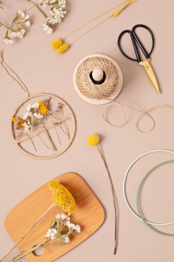 Kuru çiçekli el yapımı çelenk. DIY sonbahar dekorasyon fikri. Esnaf, küçük işletme, güz tatili konsepti için sürdürülebilir dekorasyon 