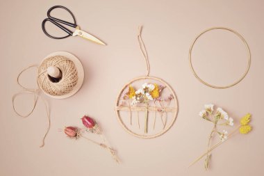 Kuru çiçekli el yapımı çelenk. DIY sonbahar dekorasyon fikri. Esnaf, küçük işletme, güz tatili konsepti için sürdürülebilir dekorasyon 