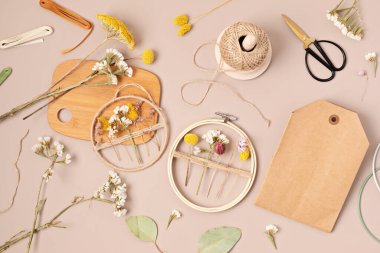 Kuru çiçekli el yapımı çelenk. DIY sonbahar dekorasyon fikri. Esnaf, küçük işletme, güz tatili konsepti için sürdürülebilir dekorasyon 
