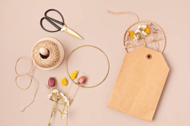 Kuru çiçekli el yapımı çelenk. DIY sonbahar dekorasyon fikri. Esnaf, küçük işletme, güz tatili konsepti için sürdürülebilir dekorasyon 