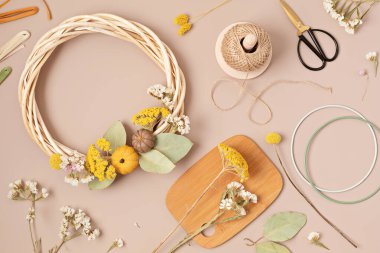 Kuru çiçekli el yapımı çelenk. DIY sonbahar dekorasyon fikri. Esnaf, küçük işletme, güz tatili konsepti için sürdürülebilir dekorasyon 