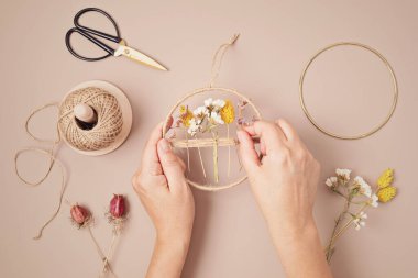 Kuru çiçekli el yapımı çelenk. DIY sonbahar dekorasyon fikri. Esnaf, küçük işletme, güz tatili konsepti için sürdürülebilir dekorasyon 