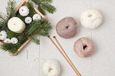 Doğal renklerde ipliklerle yapılmış bir hobi. Soğuk sonbahar ve kış havasında stresi azaltmak için rahatlatıcı bir hobi. Model yap, boşluk kopyala, üst görünüm