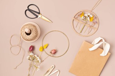 Kuru çiçekli el yapımı çelenk. DIY sonbahar dekorasyon fikri. Esnaf, küçük işletme, güz tatili konsepti için sürdürülebilir dekorasyon 