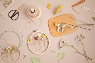 Kuru çiçekli el yapımı çelenk. DIY sonbahar dekorasyon fikri. Esnaf, küçük işletme, güz tatili konsepti için sürdürülebilir dekorasyon 