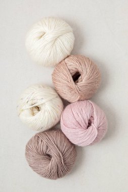 Doğal renklerde ipliklerle yapılmış bir hobi. Soğuk sonbahar ve kış havasında stresi azaltmak için rahatlatıcı bir hobi. Model yap, boşluk kopyala, üst görünüm