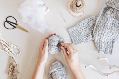 Eski süveter ve aletlerden yapılmış el yapımı balkabaklarıyla hobi. Yükseliş, DIY, sonbahar ve kış tatilleri için el işi dekorasyonu. Düz yatış, üst görünüm