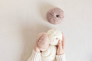 Doğal renklerde ipliklerle yapılmış bir hobi. Soğuk sonbahar ve kış havasında stresi azaltmak için rahatlatıcı bir hobi. Model yap, boşluk kopyala, üst görünüm