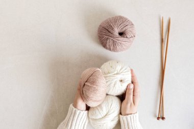 Doğal renklerde ipliklerle yapılmış bir hobi. Soğuk sonbahar ve kış havasında stresi azaltmak için rahatlatıcı bir hobi. Model yap, boşluk kopyala, üst görünüm