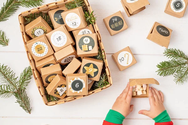 Ručně Vyrobený Adventní Kalendář Dětské Ručičky Rozebírající Krabici Sladkostmi Dárkové — Stock fotografie