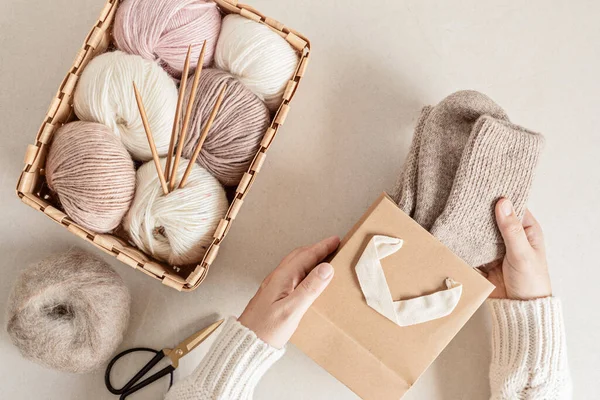 工艺业余爱好背景与纱的自然色彩和手工制作的袜子 推荐一种业余爱好 以减轻寒冷的秋天和冬季的压力 装模作样 — 图库照片