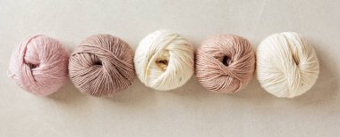 Doğal renklerde ipliklerle yapılmış bir hobi. Soğuk sonbahar ve kış havasında stresi azaltmak için rahatlatıcı bir hobi. Model yap, boşluk kopyala, üst görünüm