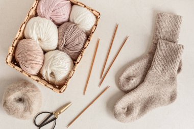 Doğal renklerde iplik ve el yapımı çoraplarla ilgili bir hobi. Soğuk sonbahar ve kış havasında stresi azaltmak için rahatlatıcı bir hobi. Model yap, üst görünüm
