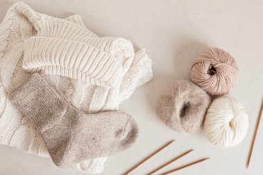 Doğal renklerde iplik ve el yapımı çoraplarla ilgili bir hobi. Soğuk sonbahar ve kış havasında stresi azaltmak için rahatlatıcı bir hobi. Model yap, üst görünüm