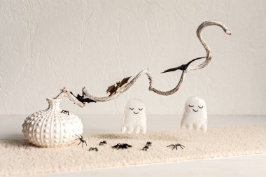 Cadılar Bayramı için el yapımı hayaletler, örümcekler ve yarasalarla modern iç dekorasyon. 
