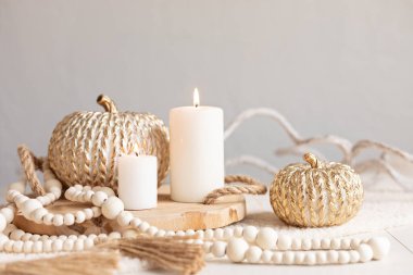 Sonbahar masa dekorasyonu. El yapımı balkabakları ve mumlarla sonbahar tatili için iç dekorasyon. Tatil tebrik kartı.